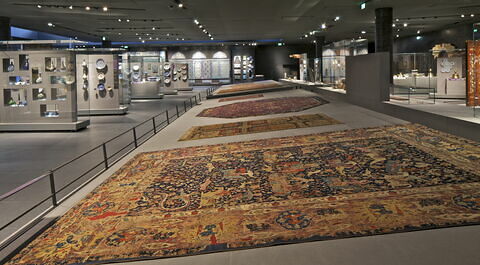 تصویری از موزه لوور پاریس و فرش سانگوژکو