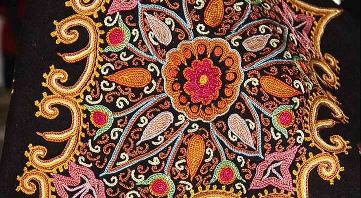 بررسی نقوش نمادین هنر رشتی دوزی در دوره قاجار