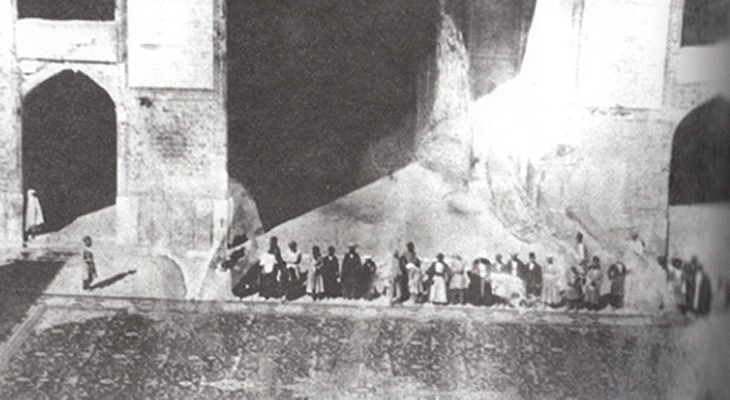 رونمایی از قالی کرمانی در صحن مسجد جامع کرمان که به سنای آمریکا فرستاده شد